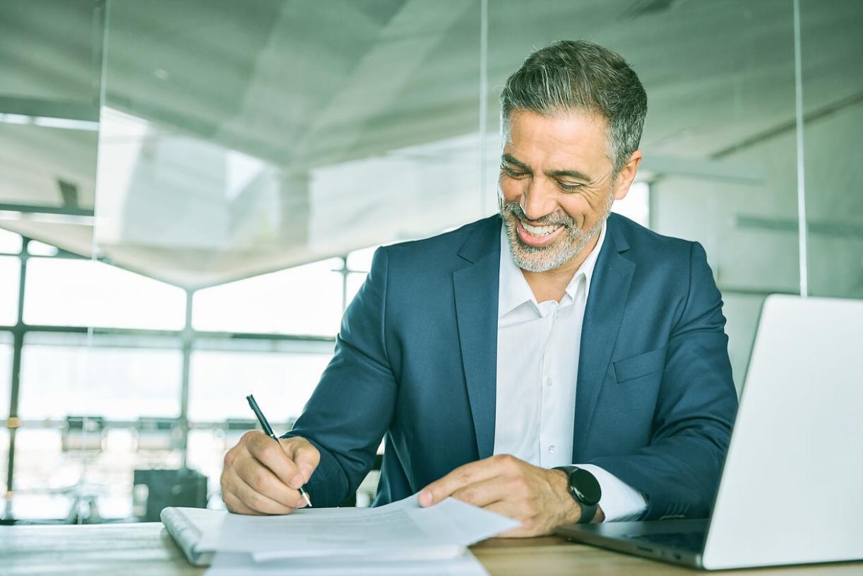 Instructor explaining financial concepts during an interactive learning session